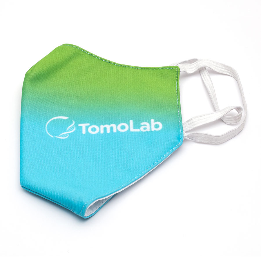 Mascarilla personalizada y sublimada de 3 capas Tomolab, fabricada y distribuida por Lanyards Perú